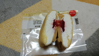 「セブン-イレブン クレープ レアチーズクリーム＆苺ソース」のクチコミ画像 by やっぺさん