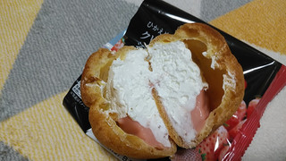 「オランジェ ひかえめに言ってクリーム多めのシュークリーム 淡雪いちご 袋1個」のクチコミ画像 by やっぺさん