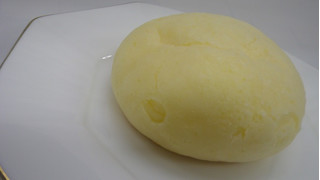 「ローソン Uchi Cafe’ もちぷよ 北海道産生クリーム入りミルククリーム」のクチコミ画像 by キックンさん