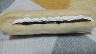 「ローソンストア100 ふわふわロールパン チョコクリーム＆ホイップ」のクチコミ画像 by やっぺさん