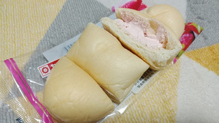 「ヤマザキ 白いコッペパン あまおう苺ホイップクリーム 1個」のクチコミ画像 by やっぺさん