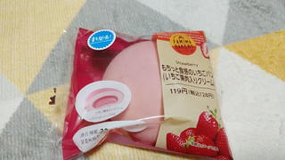 「ファミリーマート ファミマ・ベーカリー もちっと食感のいちごパン いちご果肉入りクリーム」のクチコミ画像 by やっぺさん