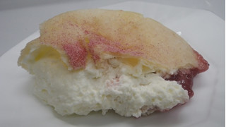 「ローソン Uchi Cafe’ ホボクリム ほぼほぼクリームのシュー いちご」のクチコミ画像 by キックンさん