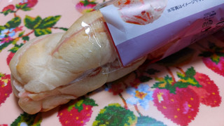「ローソン ICHIBIKO ツイストホイップサンド いちごミルク」のクチコミ画像 by まーまいとさん