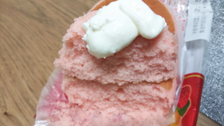 「ヤマザキ 北海道チーズ蒸しケーキ いちご味 袋1個」のクチコミ画像 by なんやかんやさん
