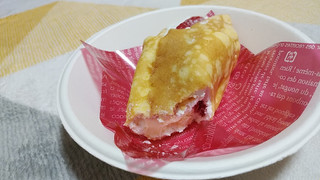 「ローソン Uchi Cafe’ 苺とベイクドチーズのクレープ」のクチコミ画像 by やっぺさん