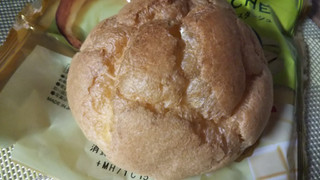 「モンテール 小さな洋菓子店 シューアラクレーム・ピスターシュ」のクチコミ画像 by なんやかんやさん