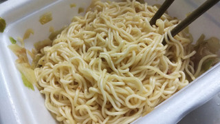 「トップバリュ ベストプライス 塩だれソースとのからみがよい中細麺 ネギの香ばしさの塩焼そば カップ115g」のクチコミ画像 by なんやかんやさん