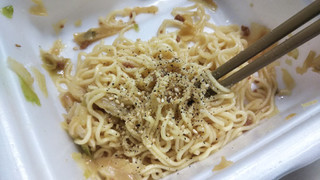 「トップバリュ ベストプライス 塩だれソースとのからみがよい中細麺 ネギの香ばしさの塩焼そば カップ115g」のクチコミ画像 by なんやかんやさん