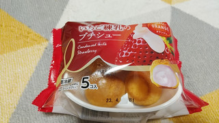 「オランジェ いちご練乳のプチシュー 袋5個」のクチコミ画像 by やっぺさん