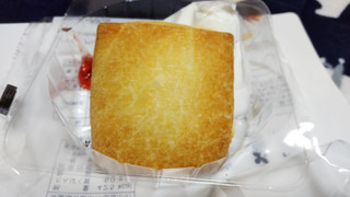 「ローソン Uchi Cafe’ スコーンサンド チーズクリーム＆いちごソース」のクチコミ画像 by ナチュラルさん