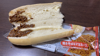 「ヤマザキ コッペパン 焼きそば＆マヨネーズ オタフクソースの関西焼そばソース使用 袋1個」のクチコミ画像 by よっしー2さん