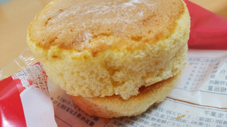 「ファミリーマート 冷やして食べるふんわりホットケーキ風サンド」のクチコミ画像 by はるなつひさん