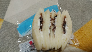 「ローソン 米粉入りのパンケーキ 粒あん＆ホイップ 袋2個」のクチコミ画像 by やっぺさん