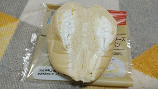 「ファミリーマート ファミマ・ベーカリー たっぷりレアチーズクリームパン」のクチコミ画像 by やっぺさん