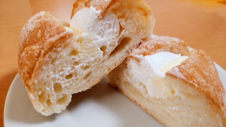 「ヤマザキ 生フランスパン ホイップクリーム＆練乳クリーム 1個」のクチコミ画像 by はるなつひさん