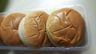 「ヤマザキ 薄皮 チーズカスタード クリームパン 袋4個」のクチコミ画像 by なんやかんやさん