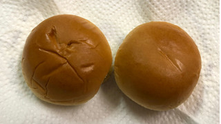 「ヤマザキ 薄皮 塩キャラメルクリームパン 袋4個」のクチコミ画像 by SANAさん