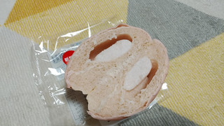 「セブン＆アイ セブンプレミアム 白桃クリームパン 袋1個」のクチコミ画像 by やっぺさん