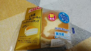 「ヤマザキ 北海道チーズ蒸しケーキのミルククリームサンド」のクチコミ画像 by やっぺさん