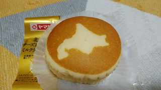 「ヤマザキ 北海道チーズ蒸しケーキのミルククリームサンド」のクチコミ画像 by やっぺさん