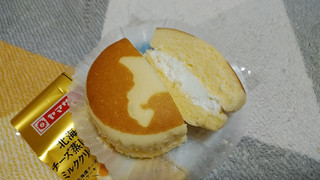 「ヤマザキ 北海道チーズ蒸しケーキのミルククリームサンド」のクチコミ画像 by やっぺさん