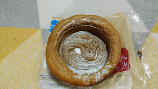 「ファミリーマート 渋皮栗のモンブラン風パン」のクチコミ画像 by やっぺさん