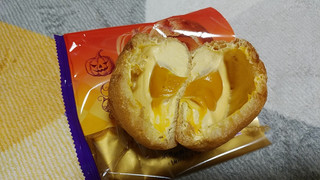 「モンテール 小さな洋菓子店 パンプキンのシュークリーム」のクチコミ画像 by やっぺさん
