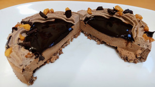 「スターバックス チョコレートクランブル ムースケーキ」のクチコミ画像 by はるなつひさん