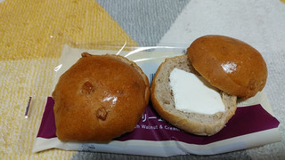 「ローソン NL もち麦パン くるみ＆クリームチーズ 2個入」のクチコミ画像 by やっぺさん