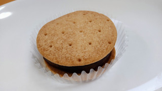 「ローソン Uchi Cafe’ タルトタタンなクッキーサンド」のクチコミ画像 by はるなつひさん