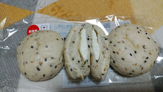 「セブン＆アイ セブンプレミアム ごまとチーズクリームのパン 3個」のクチコミ画像 by やっぺさん