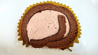 「セブン-イレブン ふわっと食感のチョコロールケーキ」のクチコミ画像 by はるなつひさん