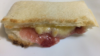 「ヤマザキ ランチパック 贅沢いちごのランチパック やみつきザクザク食感」のクチコミ画像 by まこぴーさん