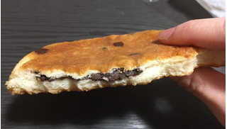 「ミニストップ MINISTOP CAFE チョコチップ平焼きメロンパン ベルギーチョコ入りクリーム」のクチコミ画像 by レビュアーさん