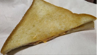 「ヤマザキ トーストサンド ポテトサラダ＆ベーコンピザ風味 1個」のクチコミ画像 by もぐちゃかさん