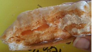 「ファミリーマート ファミマ・ベーカリー 白いメロンパン 赤肉メロン入りクリーム＆ホイップ」のクチコミ画像 by にゃあこさん