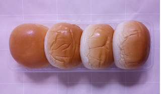「ヤマザキ 薄皮 チーズクリームパン 袋4個」のクチコミ画像 by ゆるりむさん