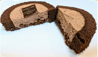 「ローソン Uchi Cafe’ × GODIVA ショコラロールケーキ フィアンティーヌ サクサク食感入り」のクチコミ画像 by はるなつひさん