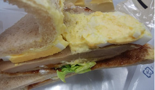 「ローソン チキンと野菜のサンド ブラン入り食パン使用」のクチコミ画像 by ふじつぼだんきさん