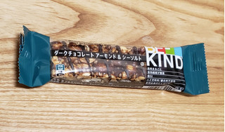 「KIND BE‐KIND ダークチョコレート アーモンド＆シーソルト 袋1本」のクチコミ画像 by みにぃ321321さん