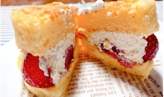 「ファミリーマート ファミマルSweets ふんわりホットケーキ風サンド いちご」のクチコミ画像 by glaceさん