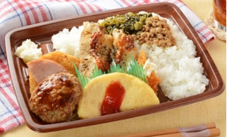 新発売のコンビニ弁当：セブン「ハッシュドビーフ仕立てのオムライスドリア」ほか