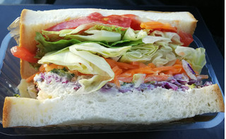 「ローソン 1食分の野菜が摂れるサンド 6種野菜と蒸し鶏サラダ」のクチコミ画像 by モーパパさん
