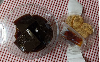 「成城石井 沖縄県産黒糖使用の黒蜜で食べる黒糖ゼリー わらび餅のせ 1個」のクチコミ画像 by hiro718163さん
