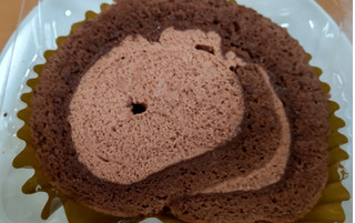 「セブン-イレブン カカオ72％のチョコ使用 ショコラロールケーキ」のクチコミ画像 by はるなつひさん