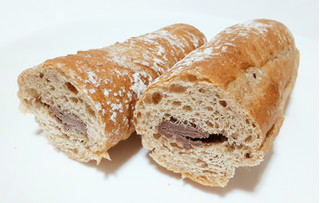 「ウェルシア からだwelcia 国産大麦粉を使ったフランスパン 生チョコクリーム 袋1個」のクチコミ画像 by つなさん