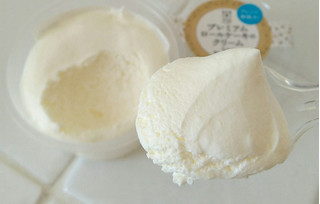 「ローソン Uchi Cafe’ SWEETS プレミアムロールケーキのクリーム」のクチコミ画像 by ぷちとまとさん