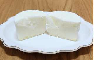 「HOKUNYU Luxe クリームチーズヨーグルト 南国パイン 90g」のクチコミ画像 by みにぃ321321さん