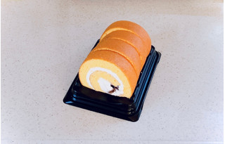 「オランジェ あんバターのロールケーキ パック4個」のクチコミ画像 by むぎっこさん